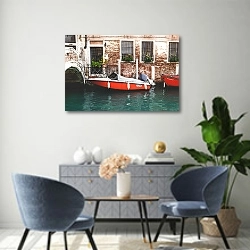 «Моторная лодка в венецианском канале» в интерьере современной гостиной над комодом