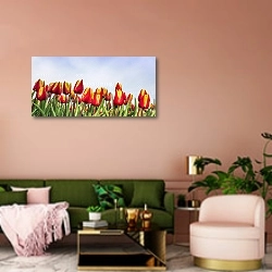 «Панорама с желто-красными тюльпанами» в интерьере современной гостиной с розовой стеной