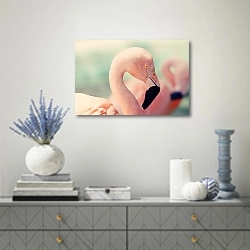 «Розовый фламинго в профиль 1» в интерьере современной гостиной с голубыми деталями