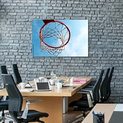 «Красная баскетбольная корзина» в интерьере современного офиса с черной кирпичной стеной