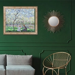 «Springtime, 1886» в интерьере классической гостиной с зеленой стеной над диваном