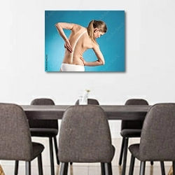 «Молодая девушка с проблемой позвоночника» в интерьере переговорной комнаты в офисе