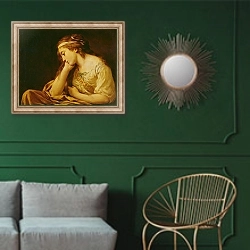 «Melancholy» в интерьере классической гостиной с зеленой стеной над диваном