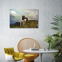 «Черная и белая овечки на холме» в интерьере современной гостиной с желтым креслом