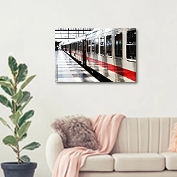 «Поезд у платформы» в интерьере современной светлой гостиной над диваном
