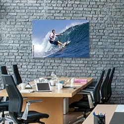 «Серфинг 3» в интерьере современного офиса с черной кирпичной стеной