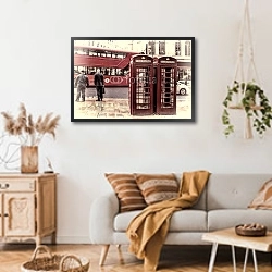 «Две красные лондонские телефонные будки на остановке» в интерьере гостиной в стиле ретро над диваном