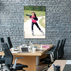 «Девочка на роликах 2» в интерьере современного офиса с черной кирпичной стеной