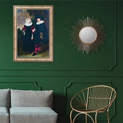 «Портрет мужчины и женщины» в интерьере классической гостиной с зеленой стеной над диваном
