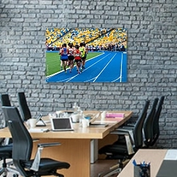 «Соревнования легкоатлетов» в интерьере современного офиса с черной кирпичной стеной