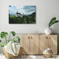 «Замок Нойшванштайн на склоне холма» в интерьере современной комнаты над комодом