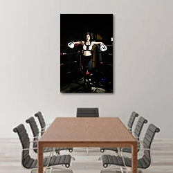 «Азиатская боксерша» в интерьере конференц-зала над столом для переговоров