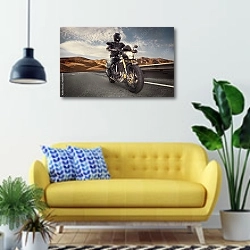 «Мотоциклист на пустынной дороге» в интерьере современной гостиной с желтым диваном