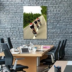 «Триатлон 2» в интерьере современного офиса с черной кирпичной стеной