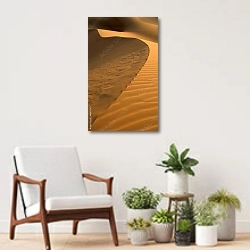«Изгиб песчаной дюны» в интерьере современной комнаты над креслом