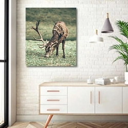 «Пасущийся олень с ветвистыми рогами» в интерьере комнаты в скандинавском стиле над тумбой