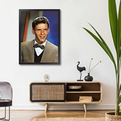 «Sinatra, Frank 2» в интерьере комнаты в стиле ретро над тумбой