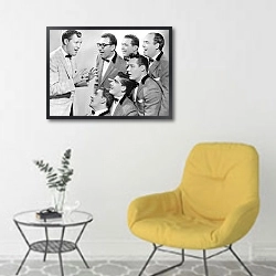 «История в черно-белых фото 3» в интерьере комнаты в скандинавском стиле с желтым креслом