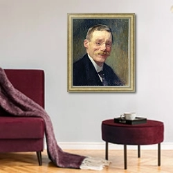 «Self portrait, Smiling» в интерьере гостиной в бордовых тонах