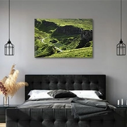 «Шотландия. Горный пейзаж с дорогой» в интерьере современной спальни с черной кроватью