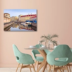 «Санкт-Петербург, река Мойка» в интерьере современной столовой в пастельных тонах