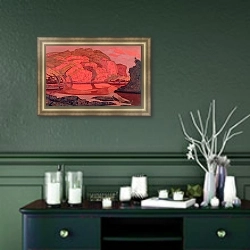 «Захороненные сокровища.» в интерьере классической гостиной с зеленой стеной над диваном