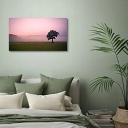 «Маленькое дерево в саванне розовым туманным утром» в интерьере современной спальни в зеленых тонах