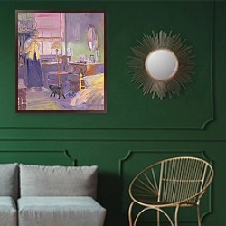 «Morning Visitor» в интерьере классической гостиной с зеленой стеной над диваном