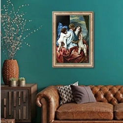 «Призыв к милосердию» в интерьере гостиной с зеленой стеной над диваном