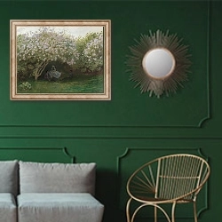 «Сирень в сумрачную погоду» в интерьере классической гостиной с зеленой стеной над диваном