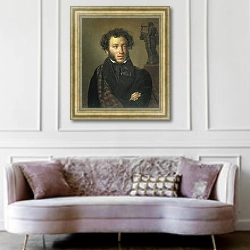 «Портрет поэта Александра Сергеевича Пушкина. 1827» в интерьере гостиной в классическом стиле над диваном