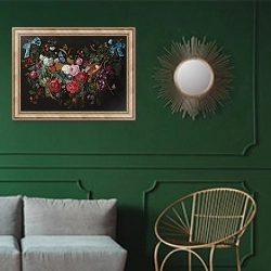 «Гирлянда с цветами» в интерьере классической гостиной с зеленой стеной над диваном