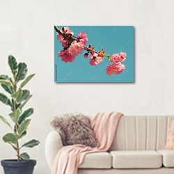 «Ветвь цветущей вишни» в интерьере современной светлой гостиной над диваном