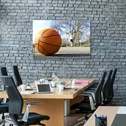 «Баскетбольный мяч» в интерьере современного офиса с черной кирпичной стеной