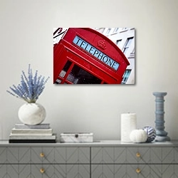 «Красная телефонная будка под дождем» в интерьере современной гостиной с голубыми деталями