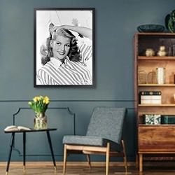 «Hayworth, Rita 18» в интерьере гостиной в стиле ретро в серых тонах