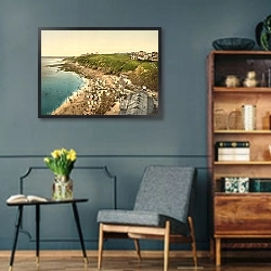 «Франция. Гранвиль, пляж» в интерьере гостиной в стиле ретро в серых тонах