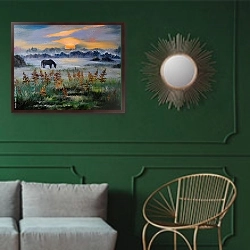 «Лошадь в туманном поле» в интерьере классической гостиной с зеленой стеной над диваном