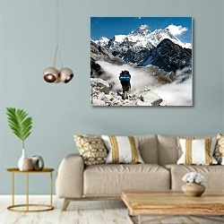 «Турист в горах Непала» в интерьере современной гостиной с голубыми стенами