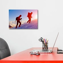 «Альпинисты, восходящие по снегу на вершину» в интерьере офиса над рабочим местом сотрудника