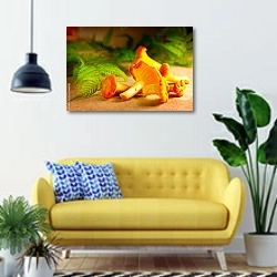 «Свежие дикие лисички с листьями папоротника» в интерьере современной гостиной с желтым диваном