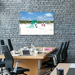 «Пляжный футбол на белом песке» в интерьере современного офиса с черной кирпичной стеной