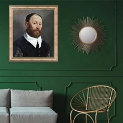 «Портрет мужчины с поднятыми бровями» в интерьере классической гостиной с зеленой стеной над диваном