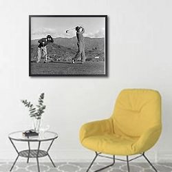 «История в черно-белых фото 191» в интерьере комнаты в скандинавском стиле с желтым креслом