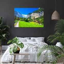 «Долина с великолепным водопадом в швейцарских Альпах» в интерьере современной спальни с черными стенами