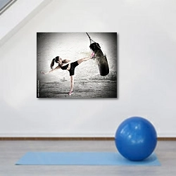 «Тренировка с грушей» в интерьере фитнес-зала с голубым инвентарем