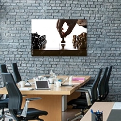 «Шахматы. Ход пешкой» в интерьере современного офиса с черной кирпичной стеной