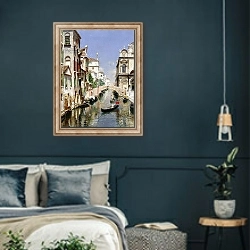 «A Venetian Canal with the Scuola Grande di San Marco and Campo San Giovanni e Paolo, Venice,» в интерьере классической спальни с темными стенами