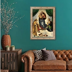 «Сикстинская Мадонна» в интерьере гостиной с зеленой стеной над диваном