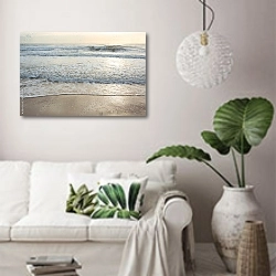 «Морской прибой на песчаном пляже» в интерьере светлой гостиной в скандинавском стиле над диваном